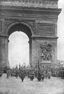 Le jour de gloire; le drapeau unique des bataillons de chasseurs a pied passe..., 1919. Creator: Unknown