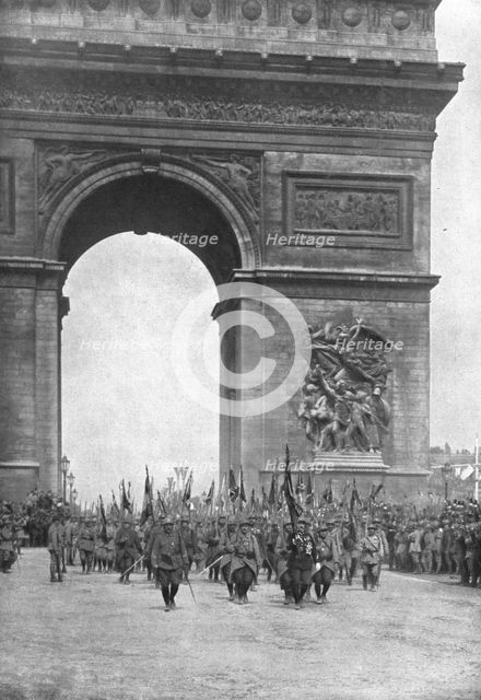 'Le jour de gloire; le drapeau unique des bataillons de chasseurs a pied passe..., 1919. Creator: Unknown.