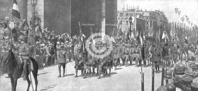 'Le jour de gloire; le drapeau de l'armee coloniale sous l'Arc de Triomphe', 1919. Creator: Unknown.