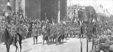 Le jour de gloire; le drapeau de l'armee coloniale sous l'Arc de Triomphe 1919. Creator: Unknown