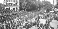 Le jour de gloire; les deux cents drapeaux des regiments britanniques traversant la place..., 1919. Creator: Unknown