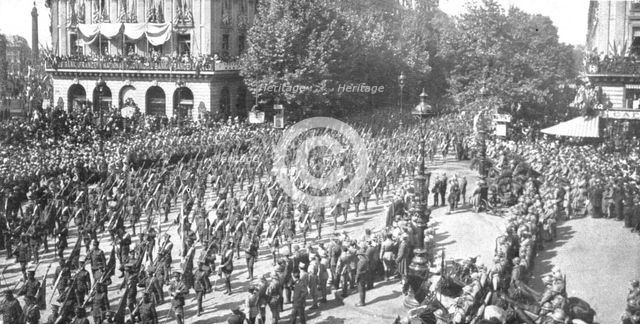 'Le jour de gloire; les deux cents drapeaux des regiments britanniques traversant la place..., 1919. Creator: Unknown.