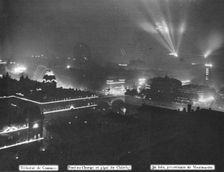 Le jour de gloire; panorama de Paris illumine le soir de 14 juillet 1919, au centre, le..., 1919. Creator: Famechon et Queste