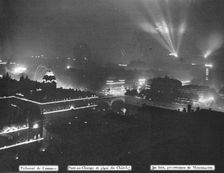 Le jour de gloire; panorama de Paris illumine le soir de 14 juillet 1919, au centre, le..., 1919. Creator: Famechon et Queste