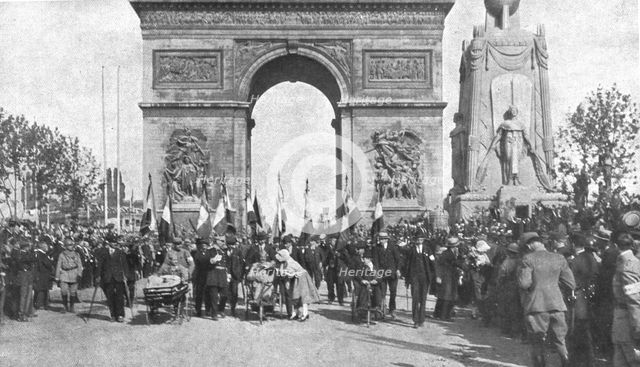 'Le jour de gloire; precedant le defile militaire, mille mutiles passent les premiers sous..., 1919. Creator: Unknown.