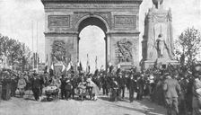 Le jour de gloire; precedant le defile militaire, mille mutiles passent les premiers sous..., 1919. Creator: Unknown