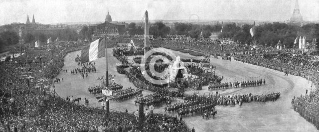 'Le jour de gloire; vue d'ensemble de la place de la Concorde, au moment ou la tete..., 1919. Creator: Unknown.