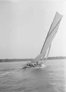Le Jade a gaff rigged 8 Metre class yacht sailing close-hauled, 1912. Creator: Kirk & Sons of Cowes