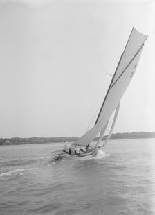 Le Jade a gaff rigged 8 Metre class yacht sailing close-hauled, 1912. Creator: Kirk & Sons of Cowes