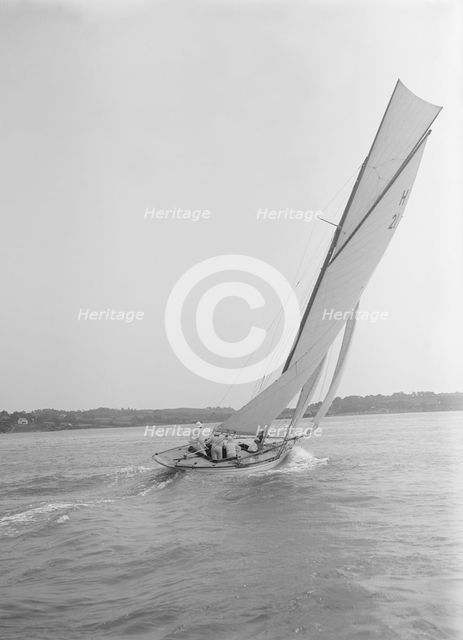 'Le Jade', a gaff rigged 8 Metre class yacht sailing close-hauled, 1912. Creator: Kirk & Sons of Cowes.