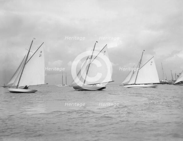 'Le Jade' (H21), the Norwegian 'Antwerpia IV' (H1) and 'Ventana' (H11) start the 8 Metre class race. Creator: Kirk & Sons of Cowes.