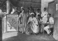 Le Loyalisme Musulman; A bondoukou: Les versements d'or, a Bondoukou, sous la veranda..., 1916. Creator: Unknown