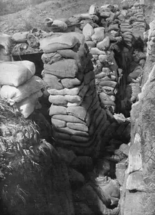 Le labyrinthe; repaire profond comme un tombeau de beaucoup de ses defenseurs, 1915. Creator: Unknown