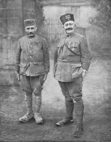 Le lieutenant-colonel Richaud et le doyen du 4e zouaves 1916. Creator: Unknown