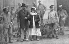 Le moral de nos soldats; Nos hommes s'amusent: redescendus de Douaumont a Verdun, deux coloniaux du Creator: Unknown