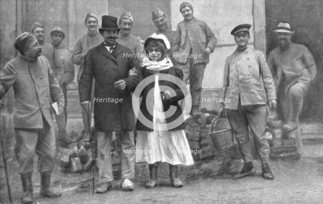 'Le moral de nos soldats; Nos hommes s'amusent: redescendus de Douaumont a Verdun, deux coloniaux du Creator: Unknown.