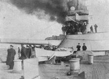 Le nouveau superdreadnought "Imperatrice-Marie"; Les officiers observent les effets..., 1915. Creator: Unknown