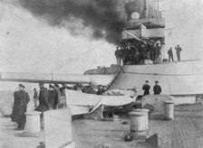 Le nouveau superdreadnought "Imperatrice-Marie"; Les officiers observent les effets..., 1915. Creator: Unknown