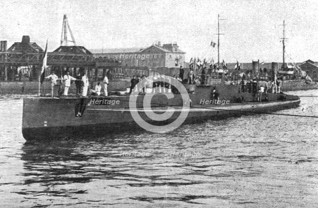 'Le sous-marin a la mer; lancement a Cherbourg d'un nouveau sous-marin completement acheve..., 1916. Creator: Unknown.