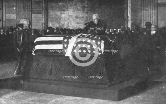 'Le "Soldat Inconnu" Americain; au Capitole de Washington: le president Harding dispose..., 1921. Creator: Unknown.