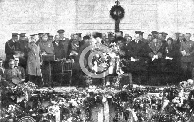 'Le "Soldat Inconnu" Americain; dans l'amphitheatre d'Arlington: les plus hautes... 1921. Creator: Unknown.