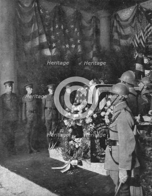 'Le "Soldat Inconnu" Americain; la chapelle ardente ou le corps reposa d'abord a l'hotel..., 1921. Creator: Unknown.