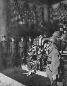 Le "Soldat Inconnu" Americain; la chapelle ardente ou le corps reposa d'abord a l'hotel..., 1921. Creator: Unknown