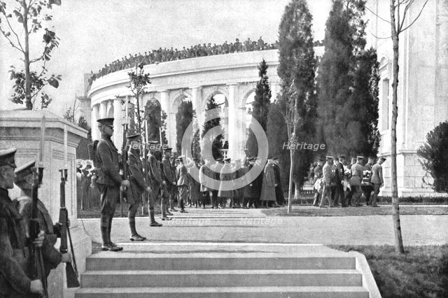 'Le "Soldat Inconnu" Americain; le cercueil contenent la depouille glorieuse arrive..., 1921. Creator: Unknown.