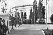 Le "Soldat Inconnu" Americain; le cercueil contenent la depouille glorieuse arrive..., 1921. Creator: Unknown