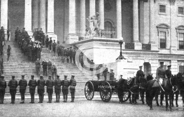 'Le "Soldat Inconnu" Americain; les corps quitte le Capitole pour etre transporte au..., 1921. Creator: Unknown.