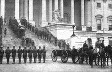 Le "Soldat Inconnu" Americain; les corps quitte le Capitole pour etre transporte au..., 1921. Creator: Unknown