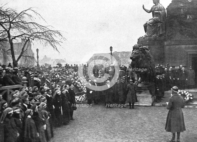 'Le "Soldat Inconnu" de Belgique; le roi Albert, debout, a droite, dans son uniforme de..., 1921. Creator: Unknown.