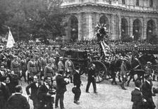 Le "Soldat Inconnu" italien; a Rome: le corps est conduit a l'eglise Santa Maria degli...1921. Creator: Unknown