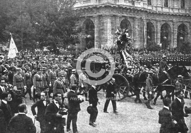 'Le "Soldat Inconnu" italien; a Rome: le corps est conduit a l'eglise Santa Maria degli...1921. Creator: Unknown.