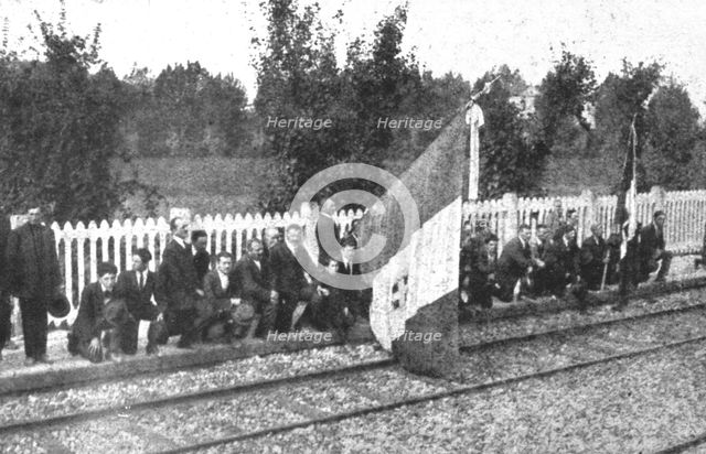 'Le "Soldat Inconnu" italien; la population agenouillee le long du trajet: les hommes avec...1921. Creator: Unknown.
