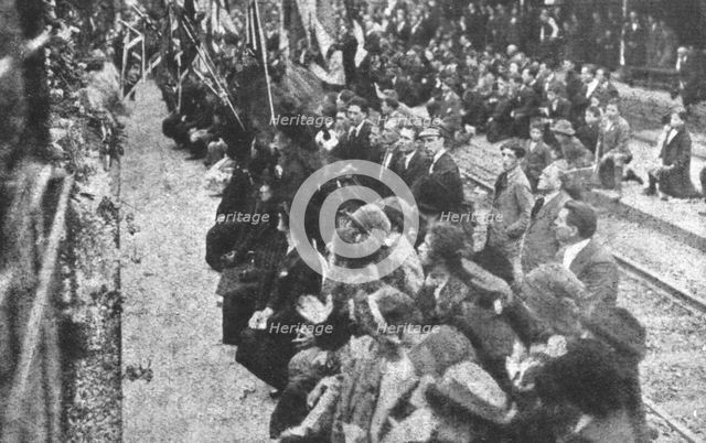 'Le "Soldat Inconnu" italien; la population agenouillee le long du trajet: les hommes avec...1921. Creator: Unknown.