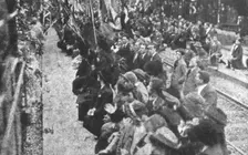 Le "Soldat Inconnu" italien; la population agenouillee le long du trajet: les hommes avec...1921. Creator: Unknown