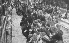 Le "Soldat Inconnu" italien; la population agenouillee le long du trajet: les hommes avec...1921. Creator: Unknown