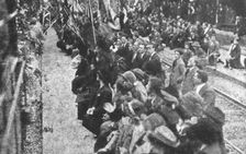 Le "Soldat Inconnu" italien; la population agenouillee le long du trajet: les hommes avec...1921. Creator: Unknown