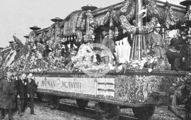 'Le "Soldat Inconnu" italien; le wagon decouvert, somtueusement decore, qui transporta..., 1921. Creator: Unknown.