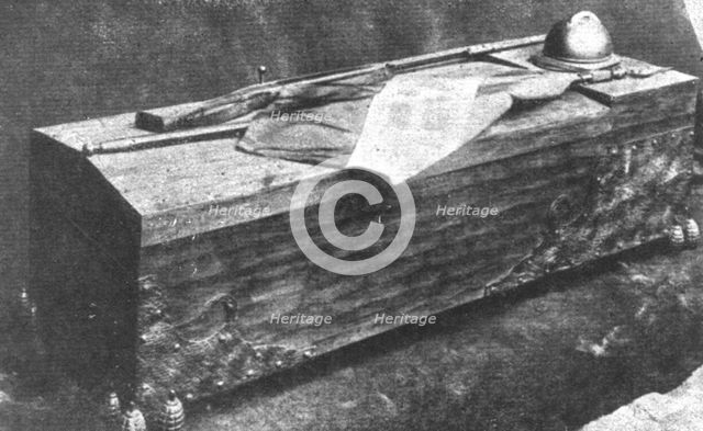 'Le "Soldat Inconnu" italien; le cercueil, tel qu'il repose sous l'Autel de la Patrie',1921. Creator: Unknown.