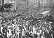Le "Soldat Inconnu" italien; Place de Venise: la glorieuse biere est portee par seize..., 1921. Creator: Unknown