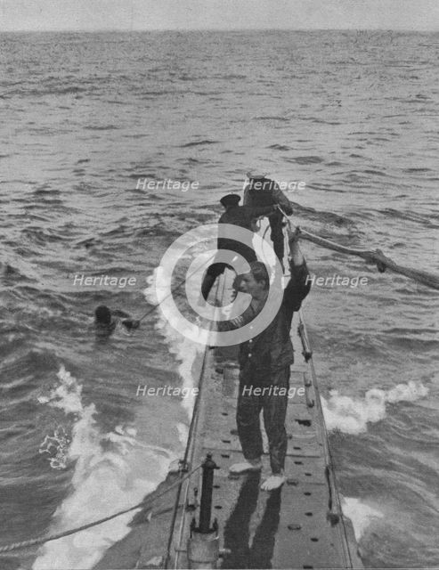 ''Le sauvetage de marins allemands par l'equipage d'un sous-marin Britannique.', 1916. Creator: Unknown.