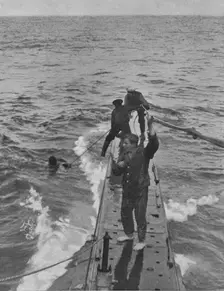 'Le sauvetage de marins allemands par l'equipage d'un sous-marin Britannique. 1916. Creator: Unknown