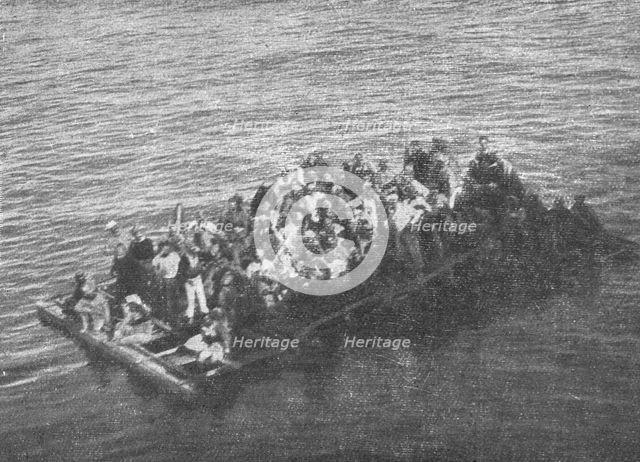 'Le sauvetage des Naufrages du "Gallia"; plusieurs radeaux reunis en un seul, et sur..., 1916. Creator: Unknown.
