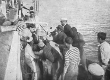 Le sauvetage des Naufrages du "Gallia"; quarante-six heures apres le sinistre: un homme..., 1916. Creator: Unknown