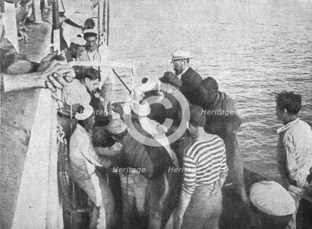 'Le sauvetage des Naufrages du "Gallia"; quarante-six heures apres le sinistre: un homme..., 1916. Creator: Unknown.