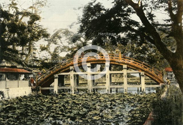 'Le Pont Sumiyoshi A Osaka', (Sumiyoshi Bridge in Osaka), 1900. Creator: Unknown.