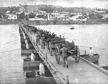 Le Portugal dans la guerre; Artillerie portugaise traversant le pont militaire de..., 1916 (1924) Creator: Unknown