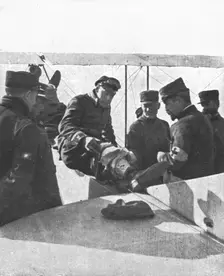 'Le pilote montre a un major sa jambe fracturee. Deux avieteurs allemands "descendus"..., 1915. Creator: Unknown